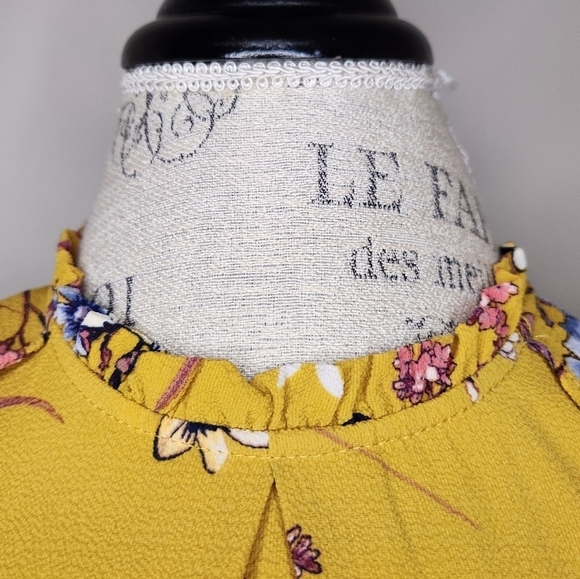 Garden Floral Sleeveless Blouse - Picture 5 of 9